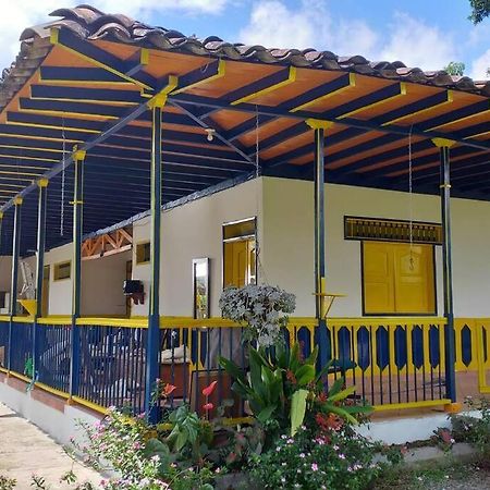 Casa Finca Villa Luz A 800 Mts Del Parque Del Cafe モンテネグロ エクステリア 写真