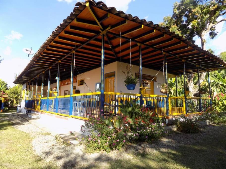 Casa Finca Villa Luz A 800 Mts Del Parque Del Cafe モンテネグロ エクステリア 写真